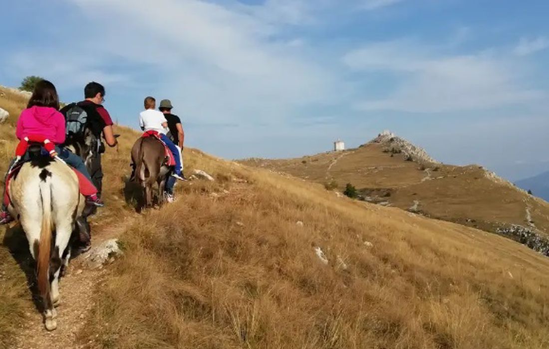 Trekking con gli asini a Rocca Calascio a Santo Stefano di Sessanio