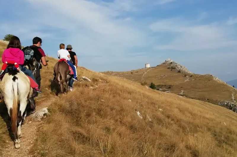 Trekking con gli asini a Rocca Calascio