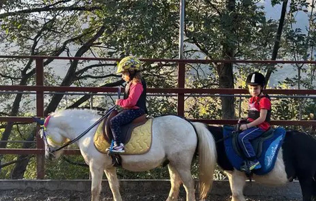Passeggiata sul pony per bambini a Sant'Ilario a Genova 