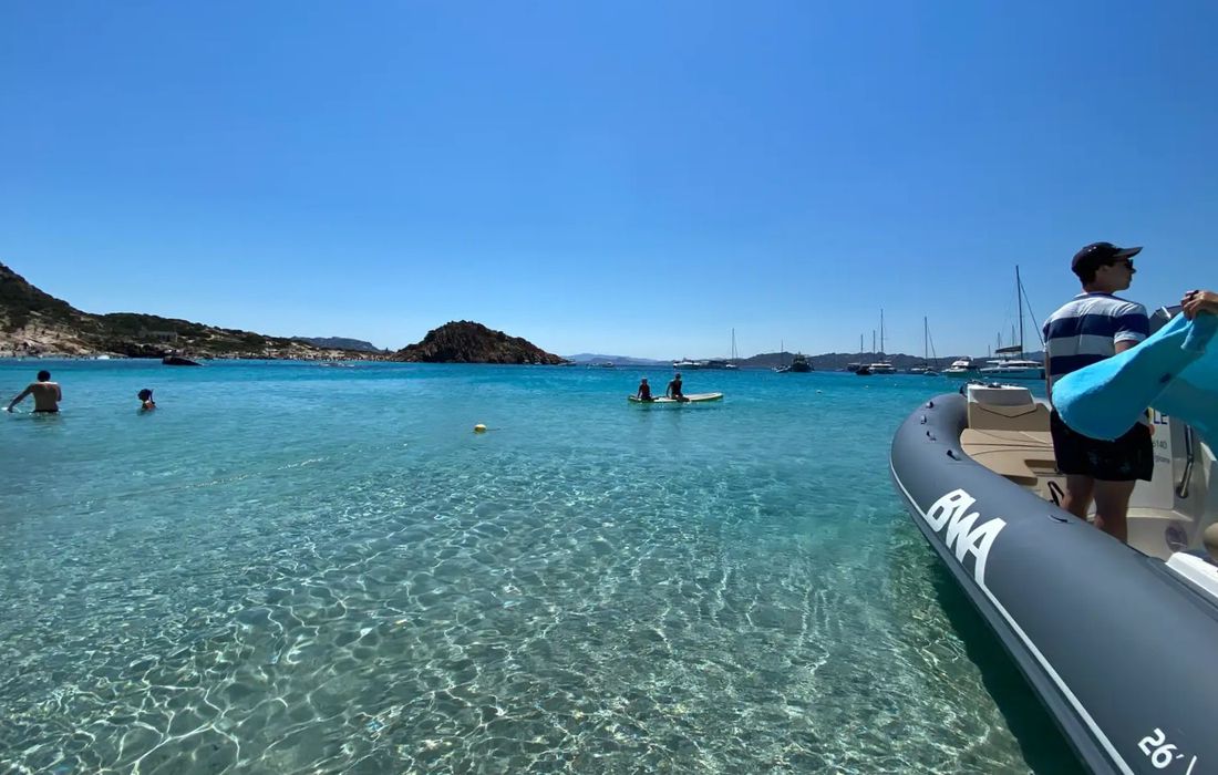 Tour giornaliero in gommone all'Arcipelago della Maddalena con aperitivo a Cannigione