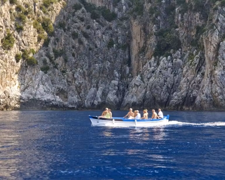 Escursione alle grotte di Capo Palinuro a Palinuro