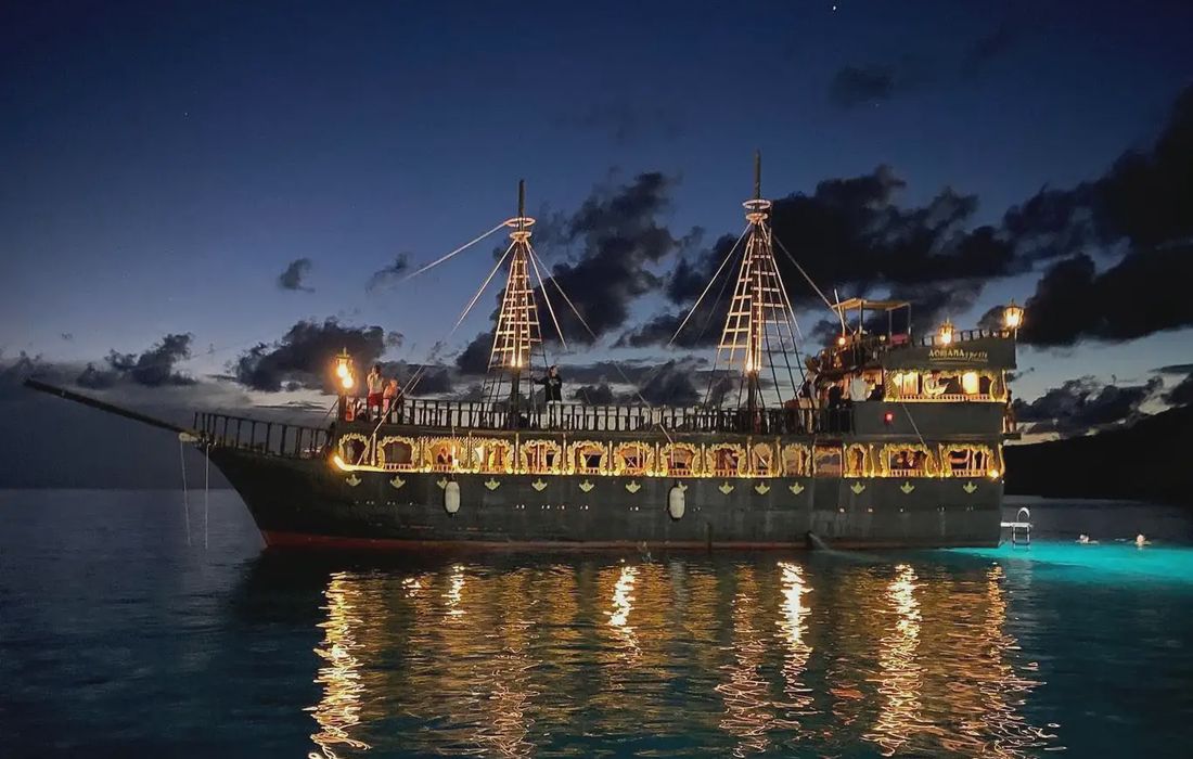 Tour serale in galeone con avvistamento di delfini a Lampedusa