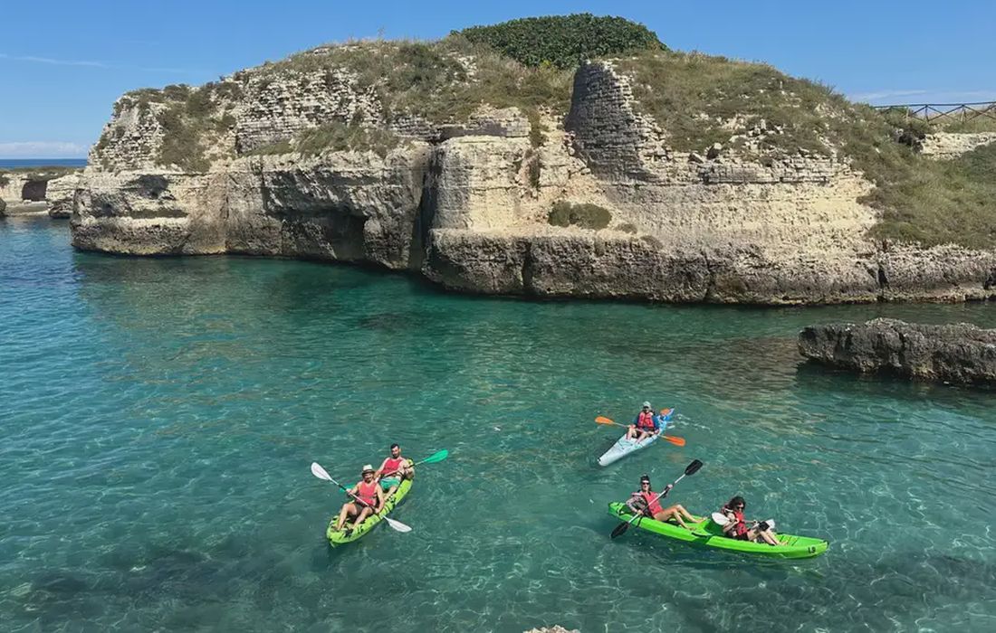 Tour in kayak da Roca Vecchia alla Grotta della Poesia a Roca Vecchia