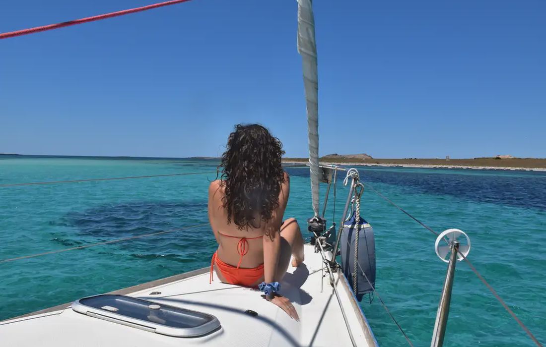 Escursione in barca a vela tra le calette dell'Asinara con aperitivo e pranzo a Stintino
