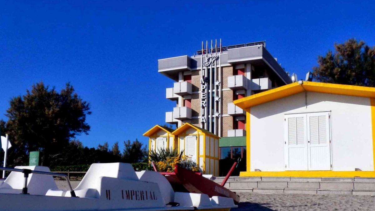  Facciata e spiaggia privata - Hotel Imperial a Fano