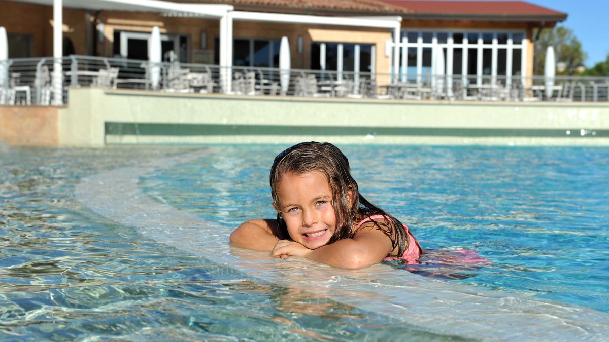  Bimbi rilassati in piscina - Camping Village Baia Azzurra  a  Castiglione della Pescaia 
