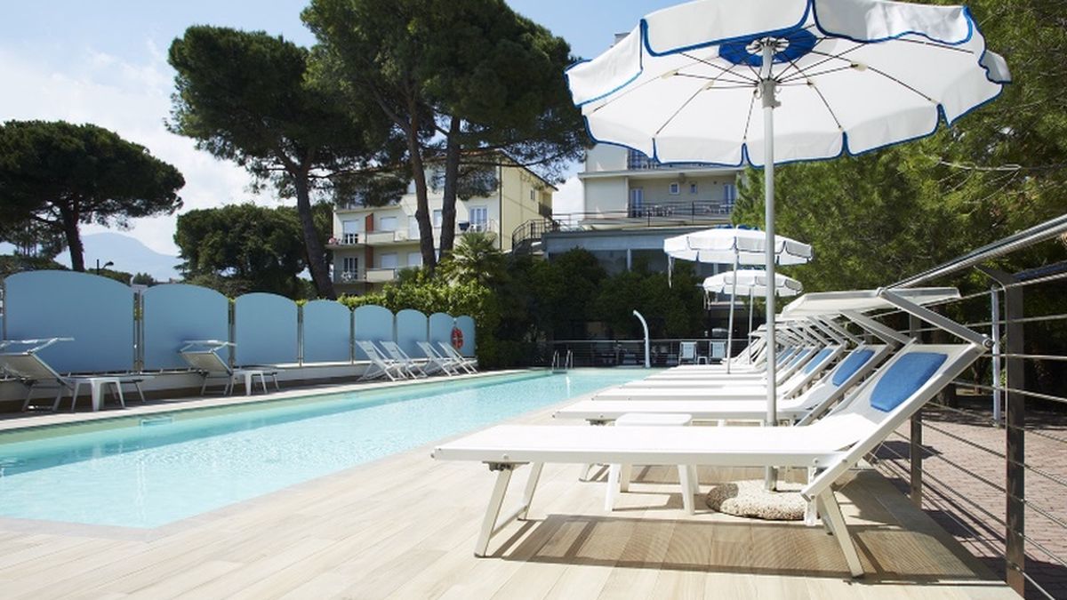  Relax a bordo piscina - Miriam Hotel & Residence a Pietra Ligure