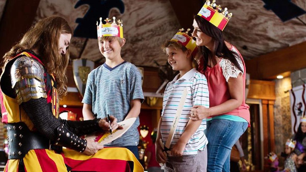   - Medieval Times a Roarlongo 