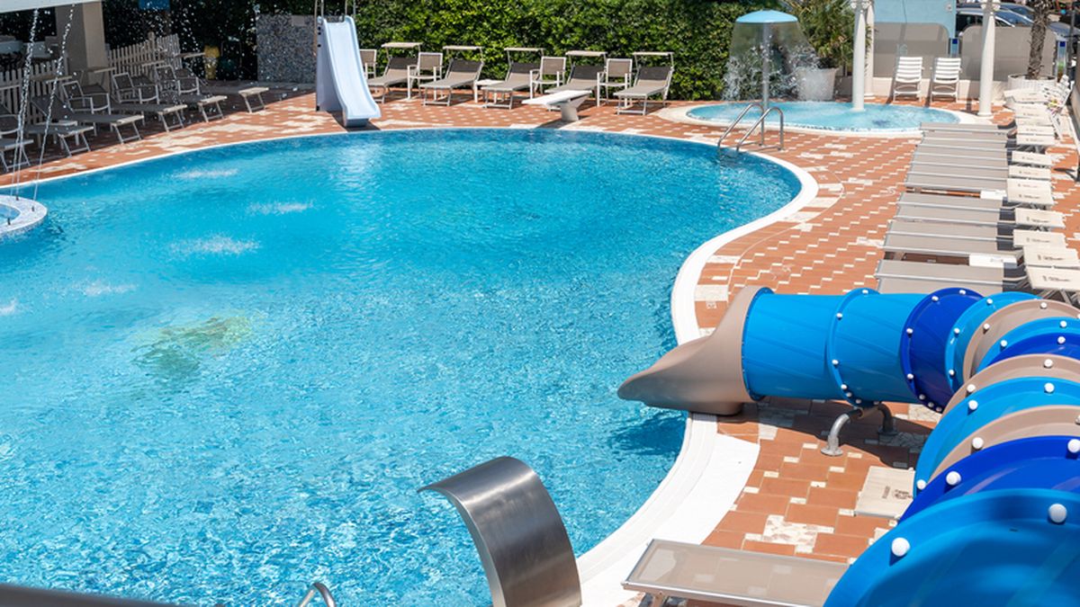  Piscina con mega scivolo Hotel Gambrinus - Valentini Family Village  a Bellaria