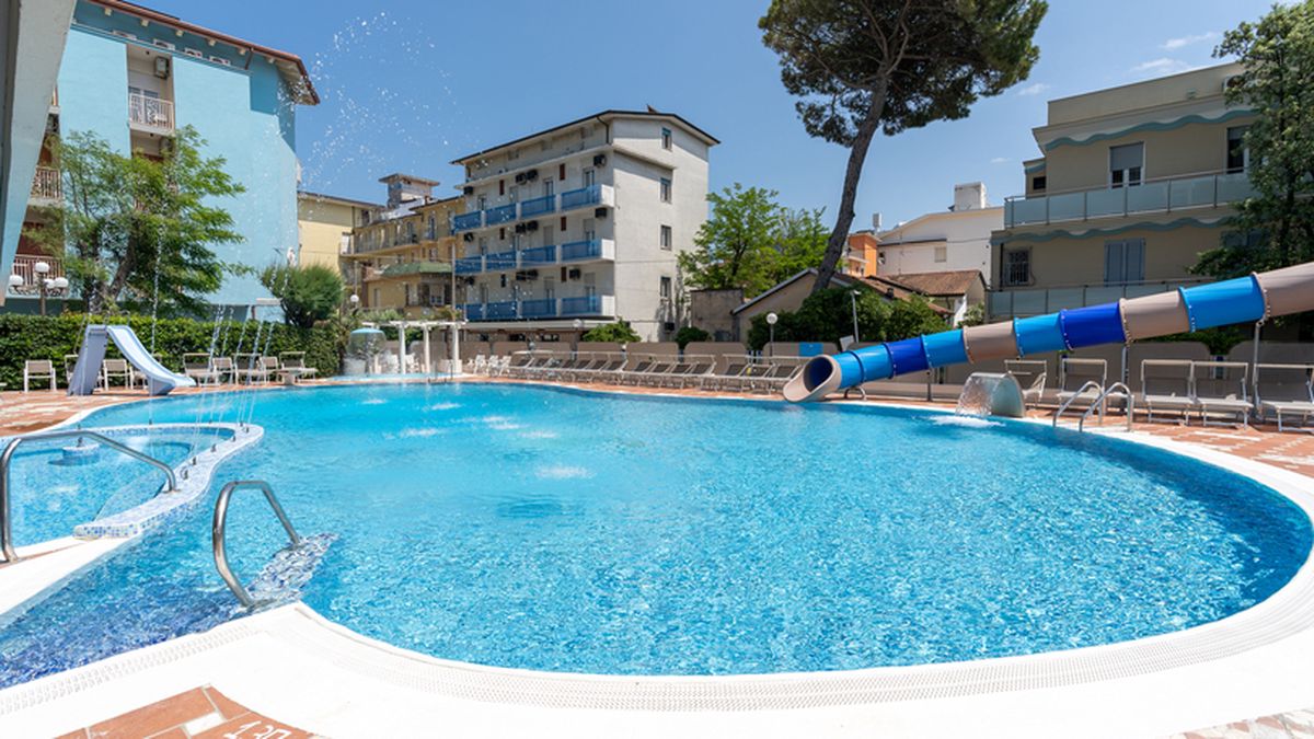  Piscina con mega scivolo Hotel Gambrinus - Valentini Family Village  a Bellaria