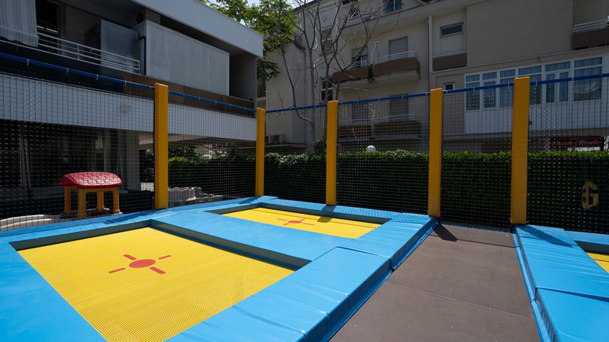  Trampolini Hotel Gambrinus - Valentini Family Village  a Bellaria