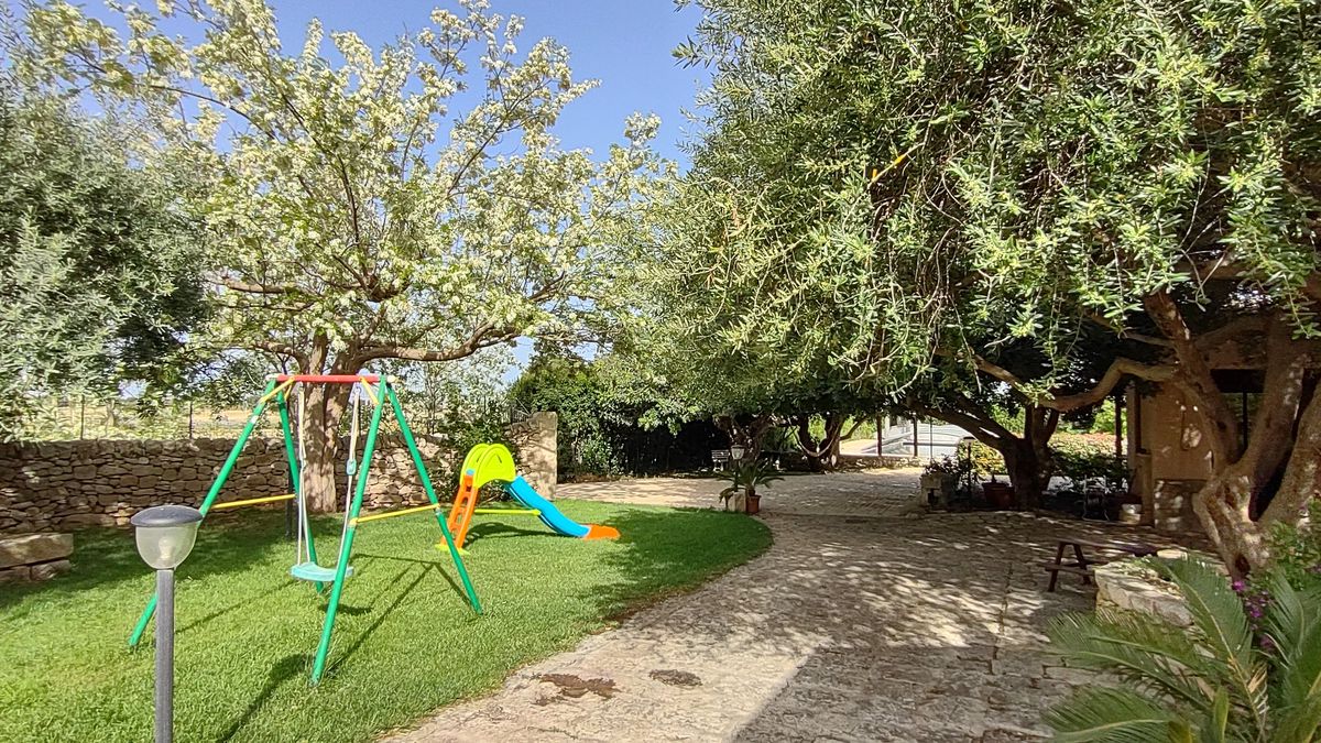  Esterno del casale, con zone d