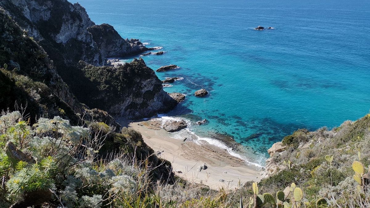   - Tour in gommone lungo la Costa degli Dei a Santa Maria di Ricadi
