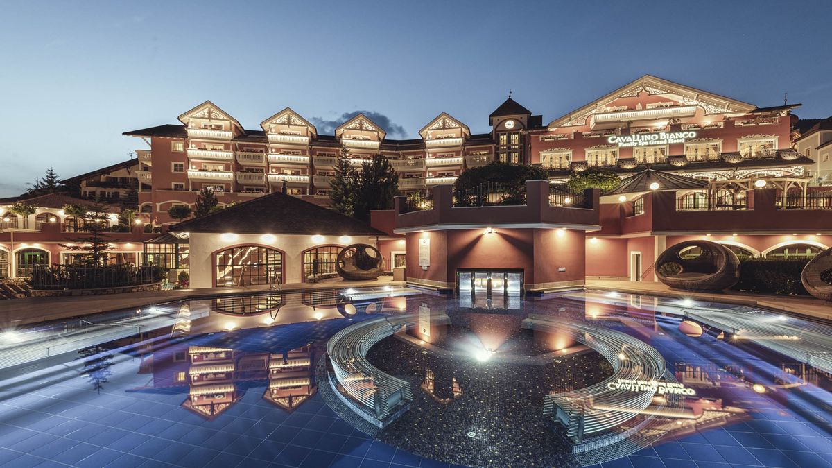  hotel-cavallino-vista-piscine - Cavallino Bianco Family Spa Grand Hotel a Ortisei