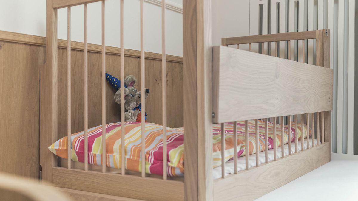  hotel-suite-famiglia-lettino - Cavallino Bianco Family Spa Grand Hotel a Ortisei