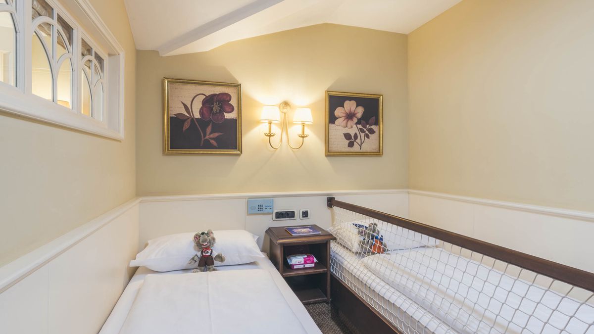  hotel-suite-famiglia-lettino - Cavallino Bianco Family Spa Grand Hotel a Ortisei