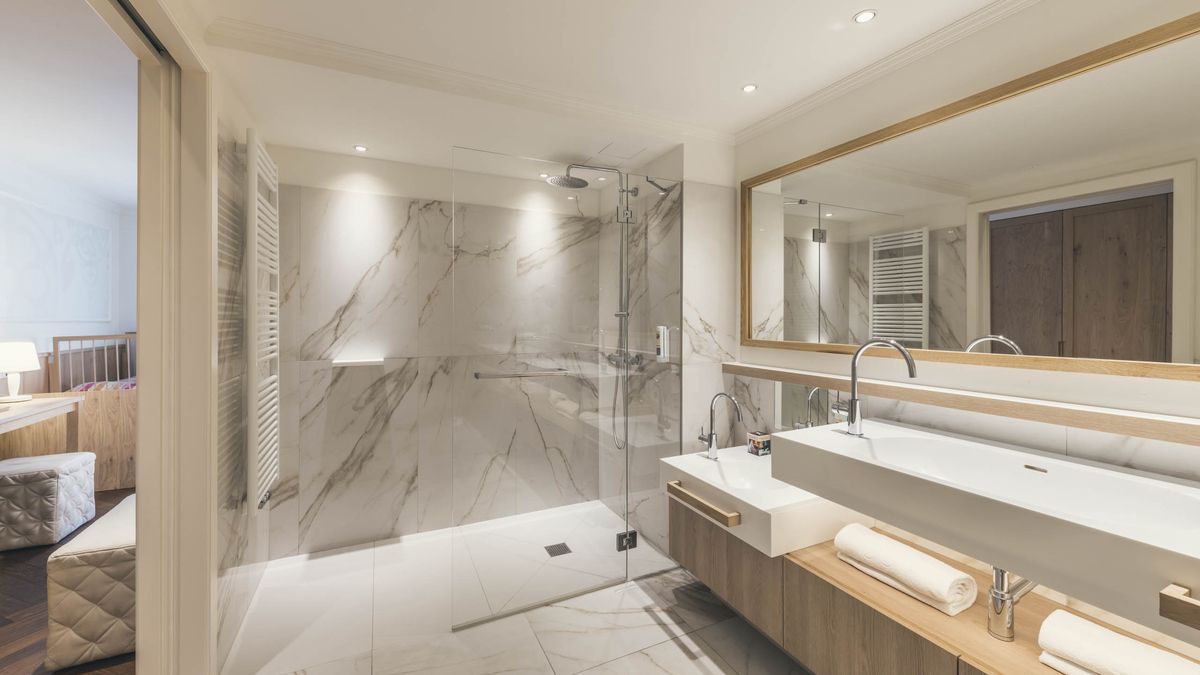  hotel-suite-famiglia-bagno - Cavallino Bianco Family Spa Grand Hotel a Ortisei