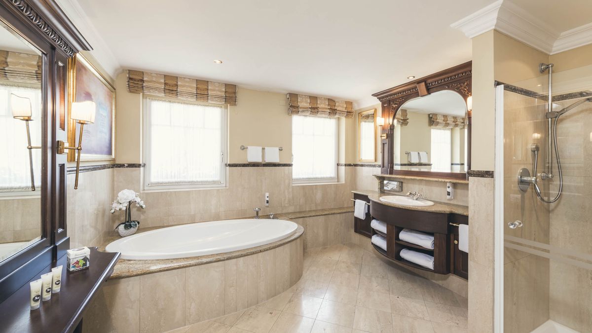  hotel-suite-famiglia-bagno - Cavallino Bianco Family Spa Grand Hotel a Ortisei