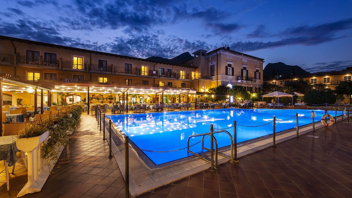  Night view - Hotel Antico Monastero a  Toscolano-Maderno 