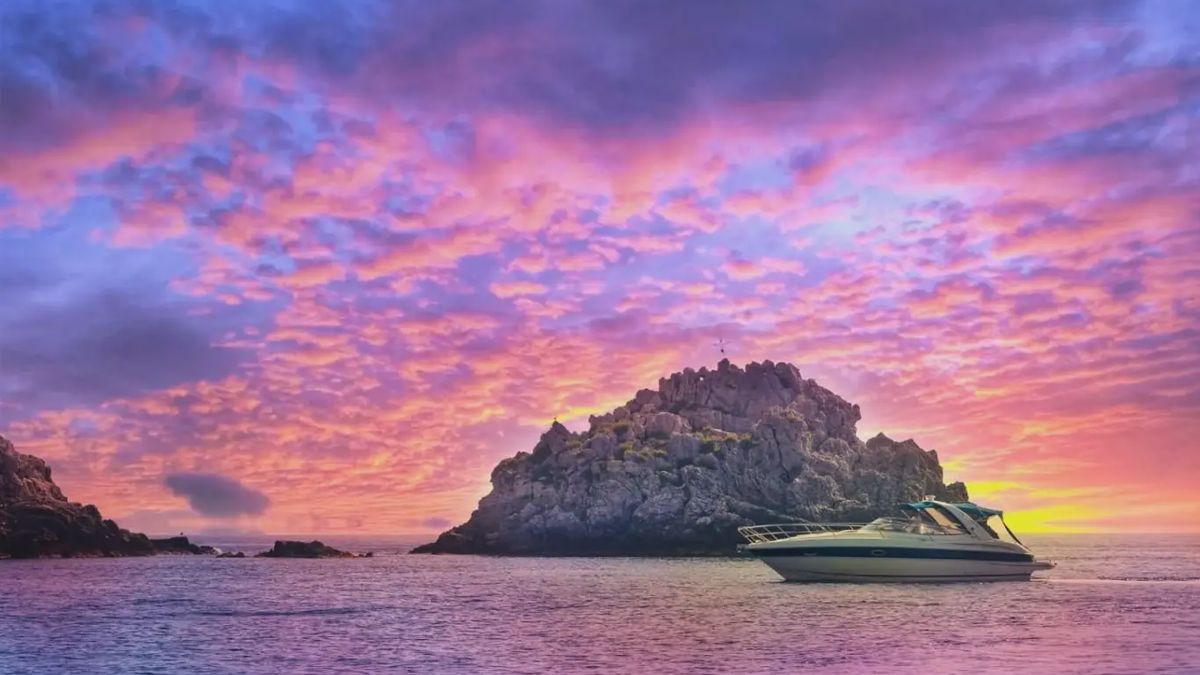   - Tour in barca al tramonto con avvistamento delfini a Taormina