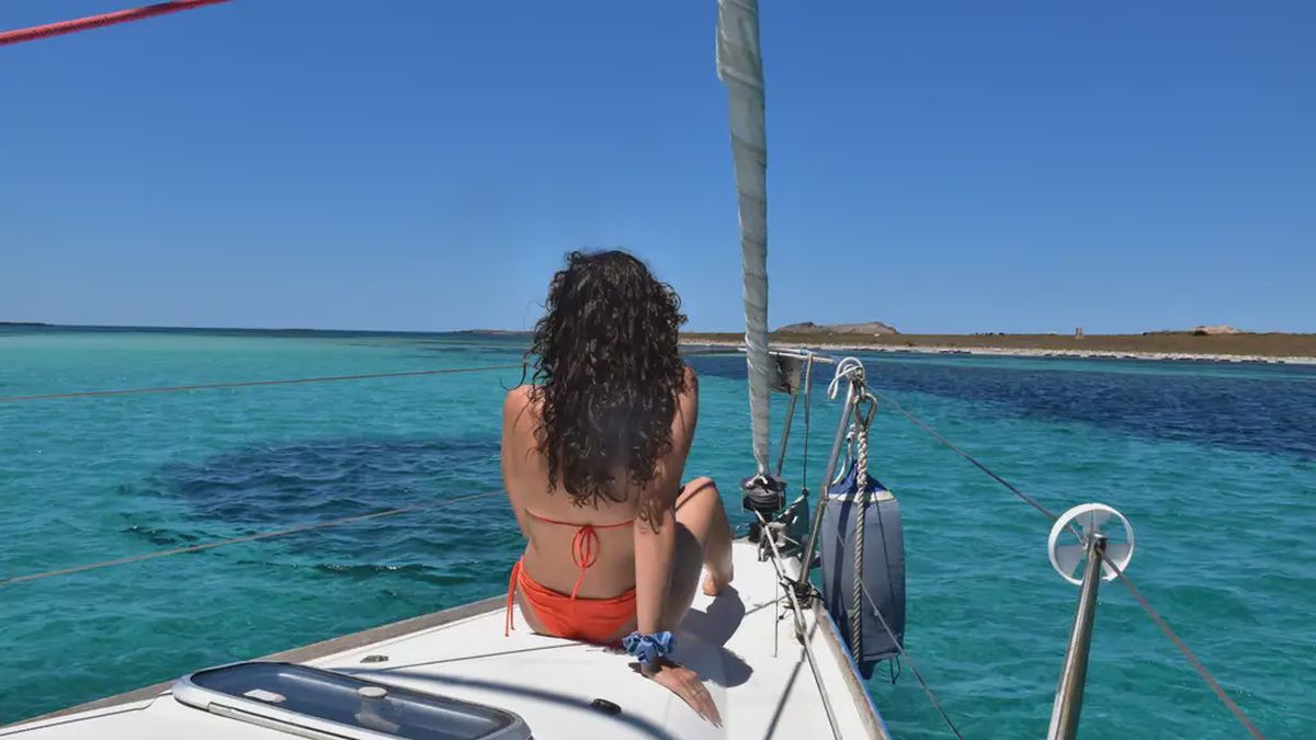   - Escursione in barca a vela tra le calette dell