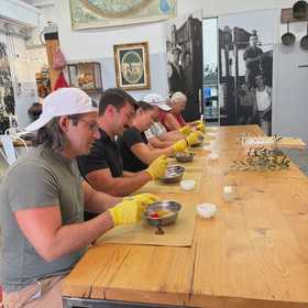 Laboratorio di saponificazione naturale e degustazione di olio in provincia di Siracusa