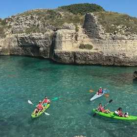 Tour in kayak da Roca Vecchia alla Grotta della Poesia