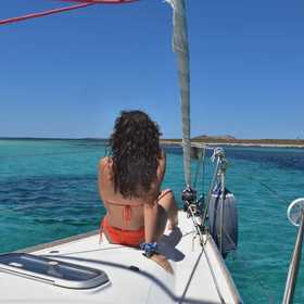 Escursione in barca a vela tra le calette dell