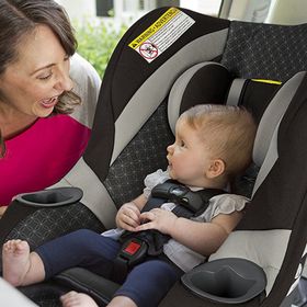 Come sistemare i bambini in auto per famiglie