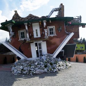 Haus steht Kopf