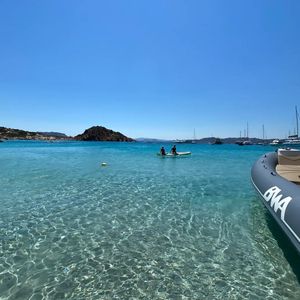 Tour giornaliero in gommone all'Arcipelago della Maddalena con aperitivo