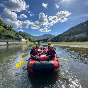 Soft rafting per famiglie sul fiume Serchio vicino a Lucca