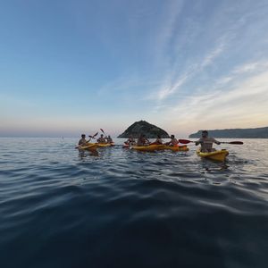 Tour in kayak nell'Area marina Protetta Isola di Bergeggi da Spotorno