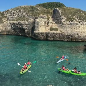 Tour in kayak da Roca Vecchia alla Grotta della Poesia