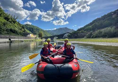 Soft rafting per famiglie sul fiume Serchio vicino a Lucca