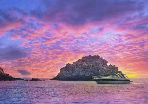 Tour in barca al tramonto con avvistamento delfini