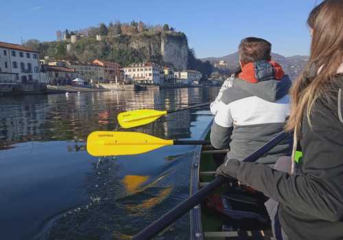 Tour in canoa canadese da Angera ad Arona per famiglie
