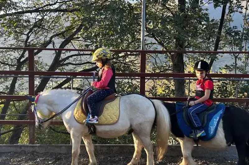 Passeggiata sul pony per bambini a Sant'Ilario