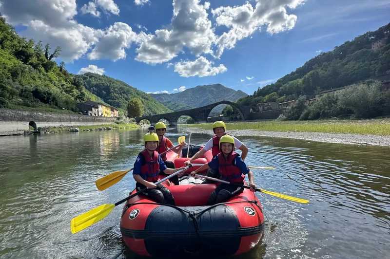 Soft rafting per famiglie sul fiume Serchio vicino a Lucca