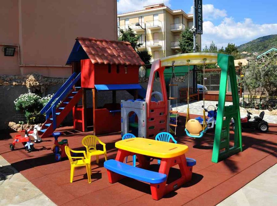 Il parco giochi del Villa Alda a Pietra Ligure -Residence in Liguria