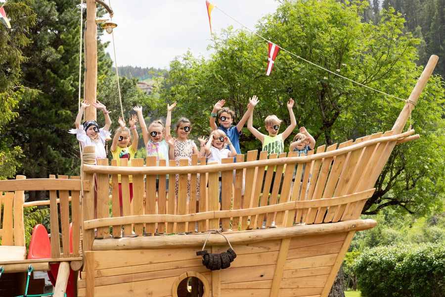 Hotel con grande parco giochi