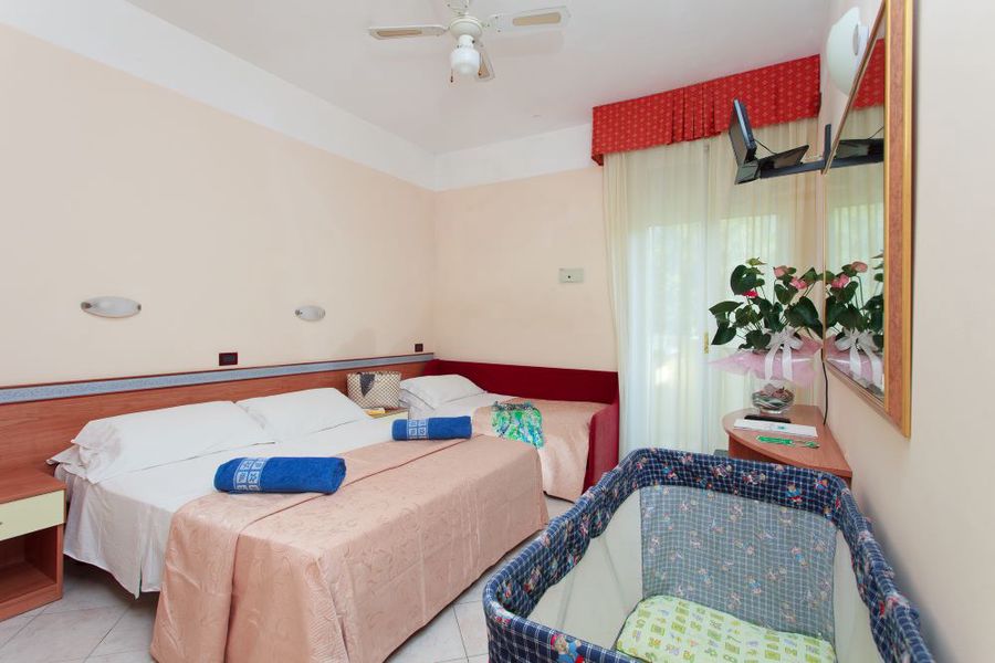 stanza con culla - hotel color king marte per famiglie a Lido di Classe