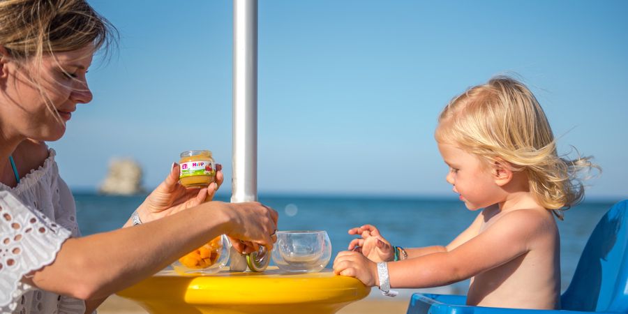 in spiaggia con il bebè