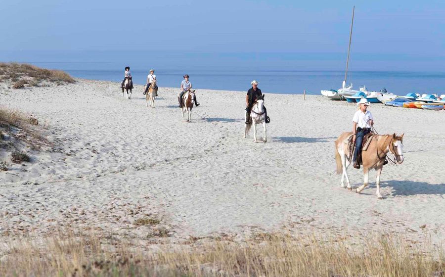 Horse Country Resort in Sardegna - passeggiate in spiaggia a cavallo in famiglia