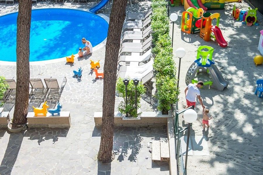 family hotel meridiana con piscina