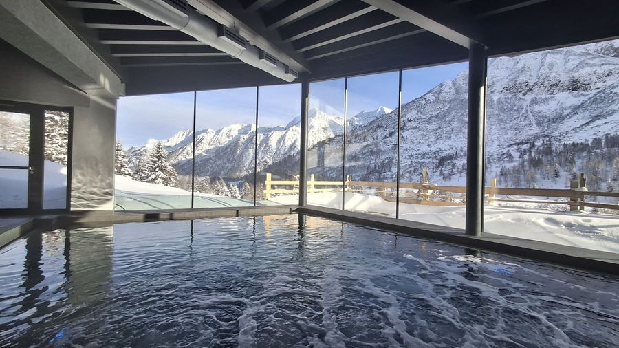 la piscina dell'hotel Adamello