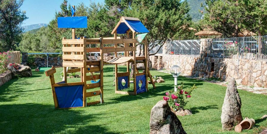 Giochi per bambini al parco giochi - Residence Club Hotel I Ginepri