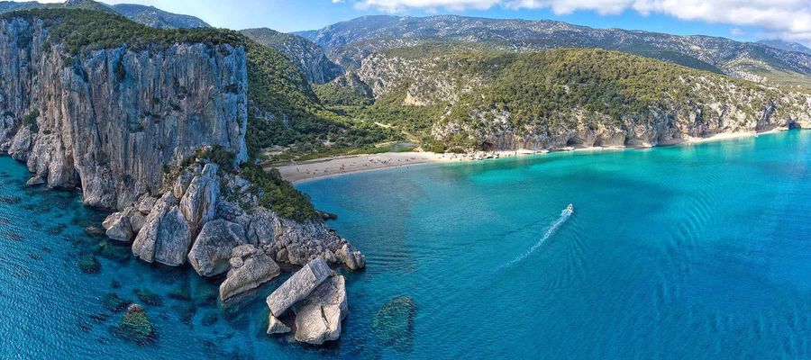 Cala Gonone in Sardegna - vista mare ed entroterra per famiglie