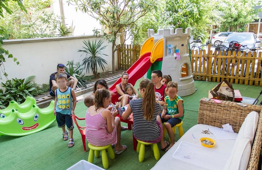 Baby area con gli animatori - Hotel Consul per famiglie