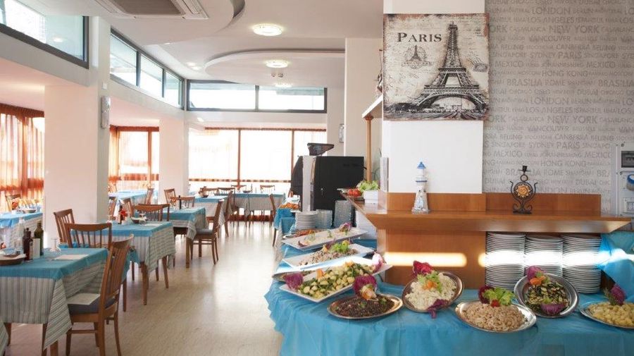 Hotel Eiffel per famiglie - Sala ristorante con antipasti e contorni serviti a buffet